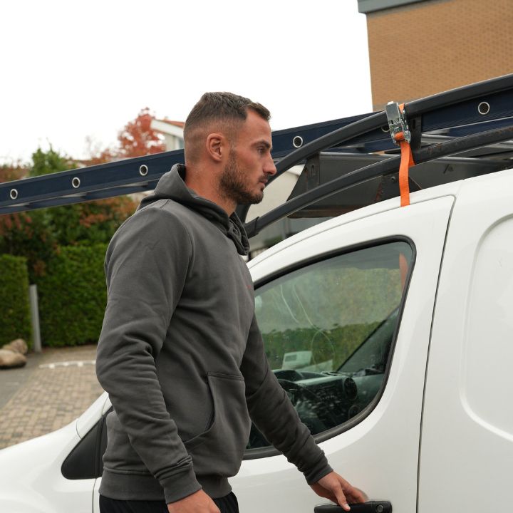 Onze dakdekker onderweg met de bedrijfsbus