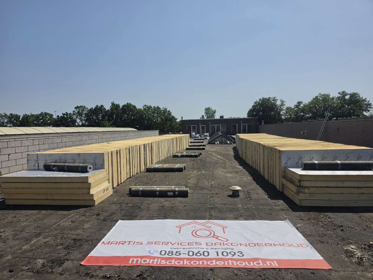 Grote plat-dak renovatie met PIR-isolatie en bitumen — Martis Dakonderhoud