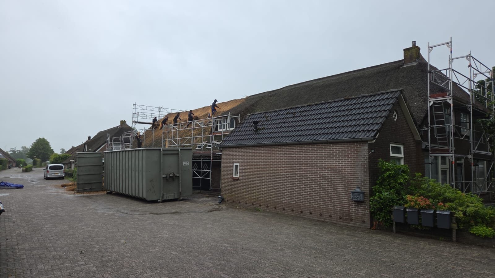 Sloop van een rietendak op een boerderij — steiger en afvoercontainer